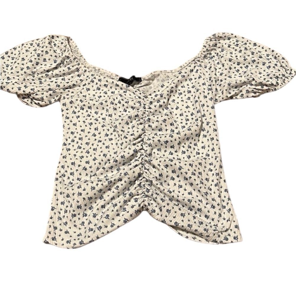 Vibe cute blue & wht flower print SS gathered front & back crop top GUC